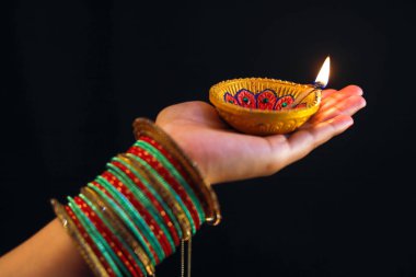 Hint Festivali diwali, lamba elinde