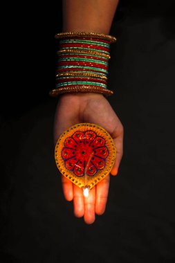 Hint Festivali diwali, lamba elinde