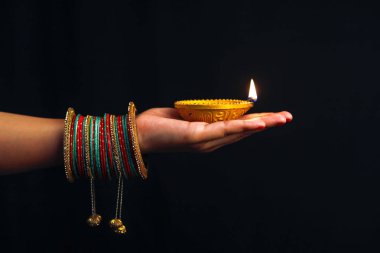 Hint Festivali diwali, lamba elinde