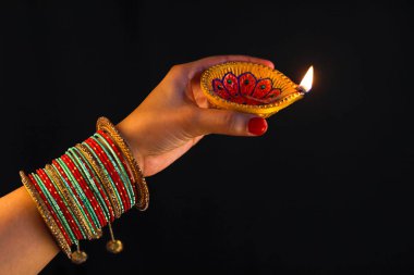 Hint Festivali diwali, lamba elinde
