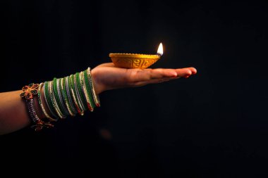 Hint Festivali diwali, lamba elinde