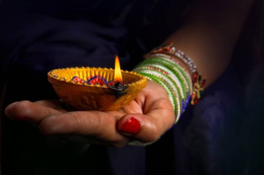 Hint Festivali diwali, lamba elinde
