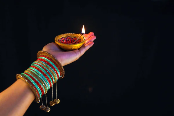 Indiska Festival Diwali Lampa Handen — Stockfoto