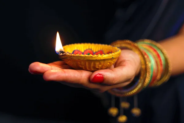Ινδικό Φεστιβάλ Diwali Λάμπα Στο Χέρι — Φωτογραφία Αρχείου