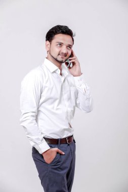 Telefon kullanan genç Hintli adam 