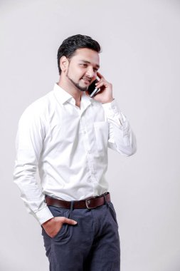 Telefon kullanan genç Hintli adam 