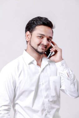 Telefon kullanan genç Hintli adam 