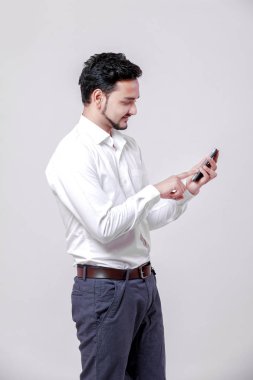 Telefon kullanan genç Hintli adam 