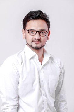 Genç Hintli adam ayakta beyaz arka plan üzerinde izole.