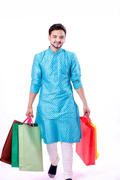 Inder Ethnischen Verschleiß Mit Einkaufstüten Isoliert Auf Weißem Hintergrund — Stockfoto