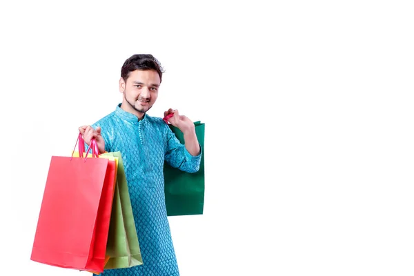 ショッピング バッグ 白い背景で隔離の民族の摩耗のインド人 — ストック写真