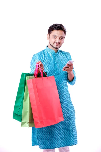 Indian Man Etniczne Zużycie Torby Zakupy Wyświetlone Ekranu Urządzenia Mobilnego — Zdjęcie stockowe