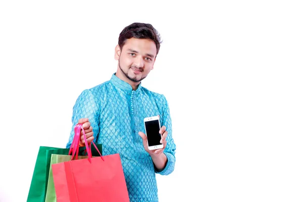 Indiase Man Etnische Slijtage Met Boodschappentassen Weergegeven Mobiele Scherm Geïsoleerd — Stockfoto