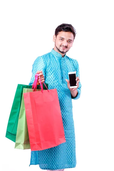 買い物袋と白い背景を分離表示モバイル画面と民族の摩耗のインド人 — ストック写真