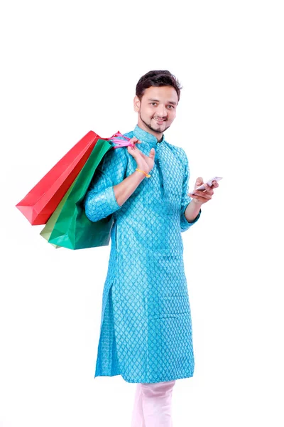 Homem Indiano Desgaste Étnico Com Sacos Compras Apresentando Tela Móvel — Fotografia de Stock