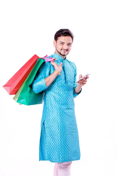 Inder Ethnischen Verschleiß Mit Einkaufstüten Und Mobilen Bildschirm Zeigen Isoliert — Stockfoto