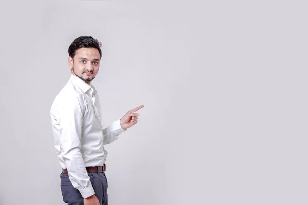 Junge Indische Mann Zeigt Auf Weißem Hintergrund — Stockfoto