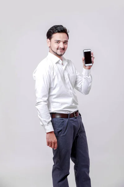 若いインド人男性の携帯電話を使用して — ストック写真