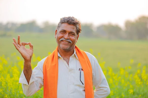 印度农夫在黑芥末领域 — 图库照片