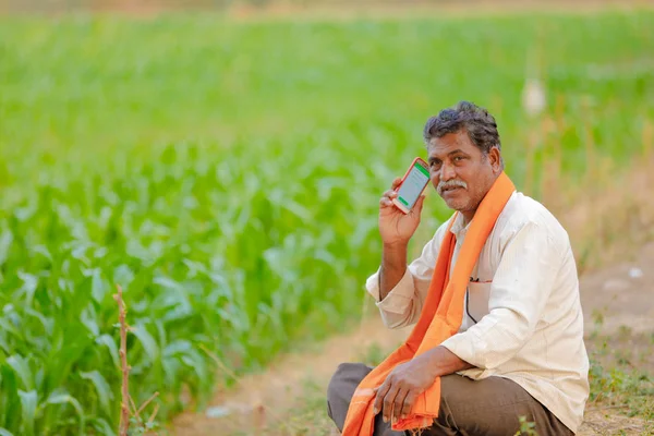 Indian Farmer Using Mobile Phone Corn Field — Stock Photo, Image