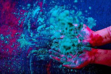 Elinde, Hint Festival Holi renkli