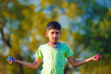 Holi Festivali içinde renk ile oynayan Hintli çocuk