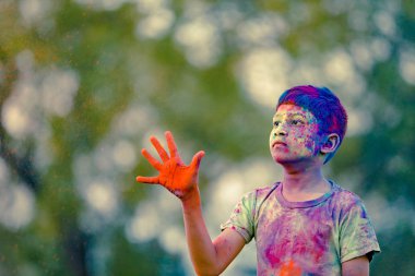 Holi Festivali içinde renk ile oynayan Hintli çocuk
