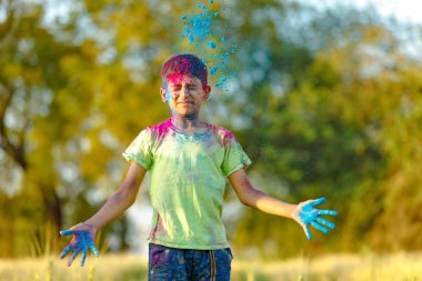 Holi Festivali içinde renk ile oynayan Hintli çocuk