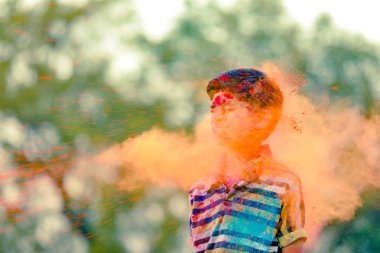 Holi Festivali içinde renk ile oynayan Hintli çocuk