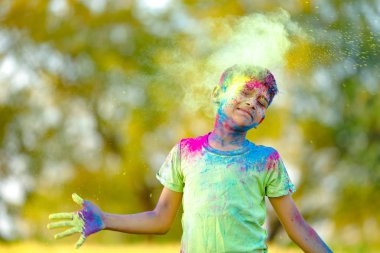 Holi Festivali içinde renk ile oynayan Hintli çocuk