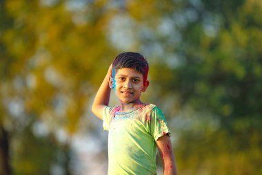 Holi Festivali içinde renk ile oynayan Hintli çocuk