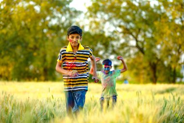 Holi Festivali içinde renk ile oynayan iki Hintli çocuk