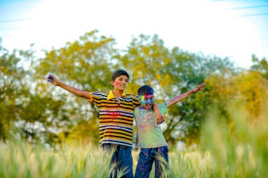 Holi Festivali içinde renk ile oynayan iki Hintli çocuk