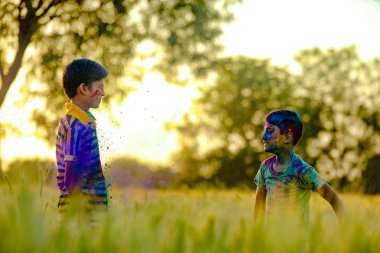 Holi Festivali içinde renk ile oynayan iki Hintli çocuk