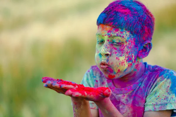 Holi Festivali içinde renk ile oynayan Hintli çocuk