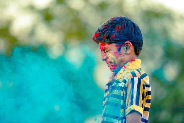 Niño Indio Juega Con Color Festival Holi — Foto de Stock
