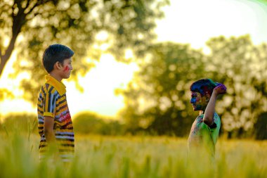 Holi Festivali içinde renk ile oynayan iki Hintli çocuk