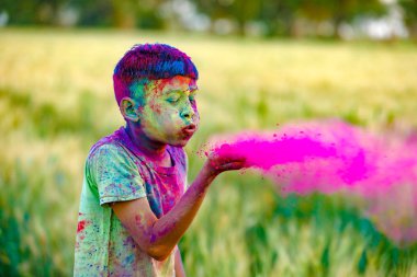 Holi Festivali içinde renk ile oynayan Hintli çocuk