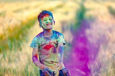 Holi Festivali içinde renk ile oynayan Hintli çocuk