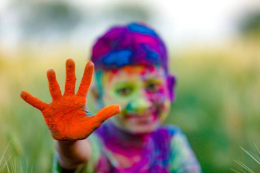 Holi Festivali içinde renk ile oynayan Hintli çocuk