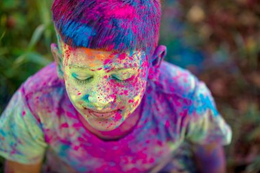 Holi Festivali içinde renk ile oynayan Hintli çocuk