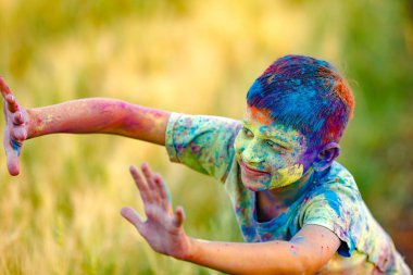 Holi Festivali içinde renk ile oynayan Hintli çocuk