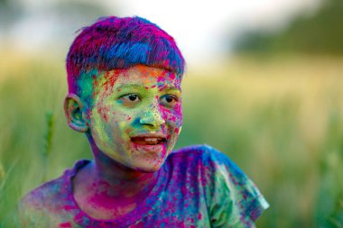 Holi Festivali içinde renk ile oynayan Hintli çocuk