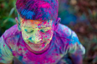 Holi Festivali içinde renk ile oynayan Hintli çocuk