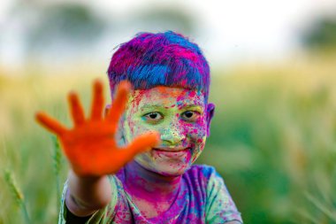 Holi Festivali içinde renk ile oynayan Hintli çocuk
