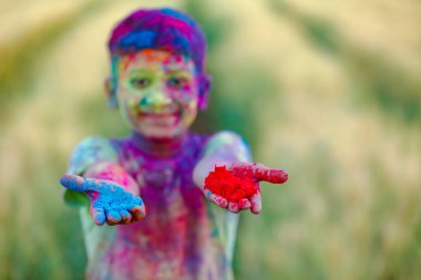 Holi Festivali içinde renk ile oynayan Hintli çocuk