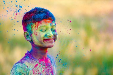 Holi Festivali içinde renk ile oynayan Hintli çocuk