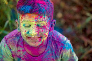 Holi Festivali içinde renk ile oynayan Hintli çocuk