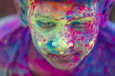 Holi Festivali içinde renk ile oynayan Hintli çocuk