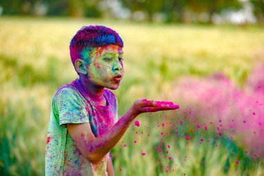 Holi Festivali içinde renk ile oynayan Hintli çocuk